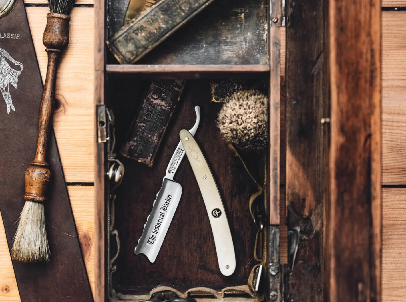 Böker Manufaktur Solingen The Historical Barber Weiß Clearance